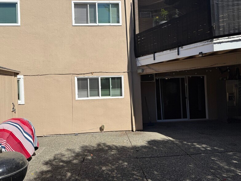 Building Photo - 789 S Freeway Dr