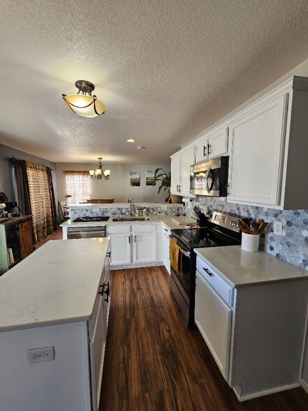 Building Photo - 9585 Castle Oaks Dr