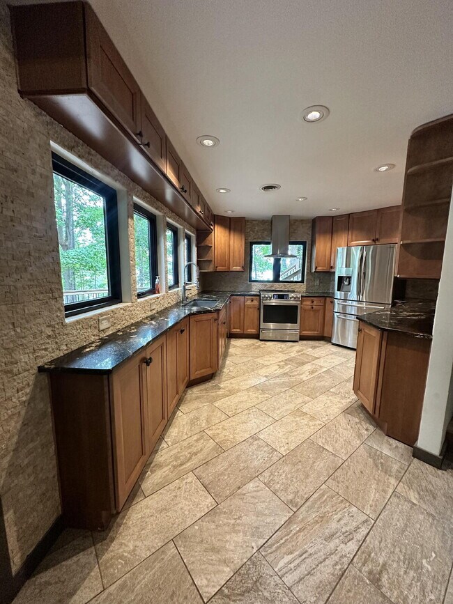 Building Photo - Beautiful Lake Front Property!