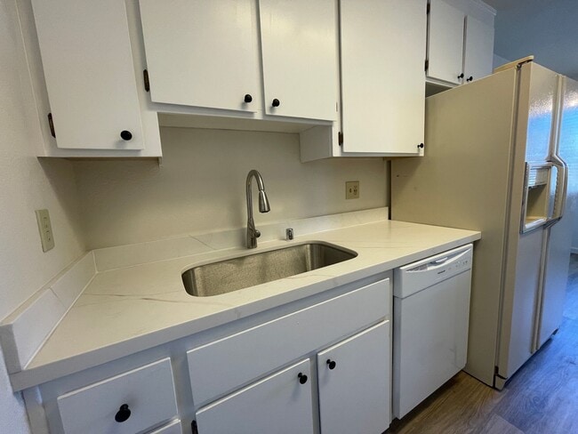 Building Photo - 364 Bishop Dr
