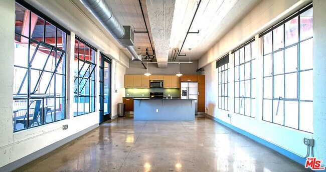 Building Photo - 746 S Los Angeles St
