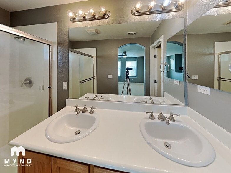 Building Photo - 128 Lippizanner Pl