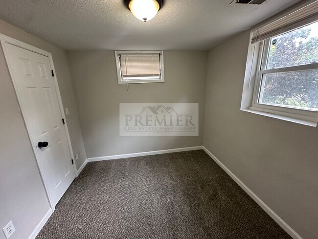 Building Photo - 730 N Aztec Dr