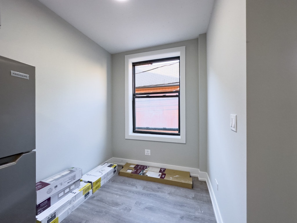 Building Photo - 545 W Belmont Ave