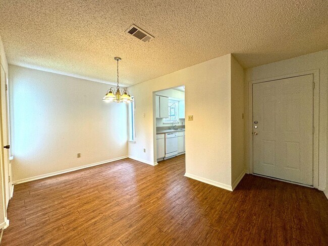 Building Photo - 4321 Lakeshore Villa Dr