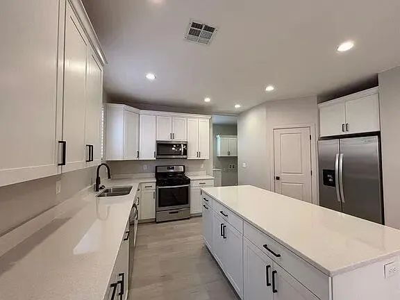 Building Photo - "Spacious 4-Bed, 3.5-Bath Gem with 2,359 Sq Ft of Comfort in Scenic St. George!"