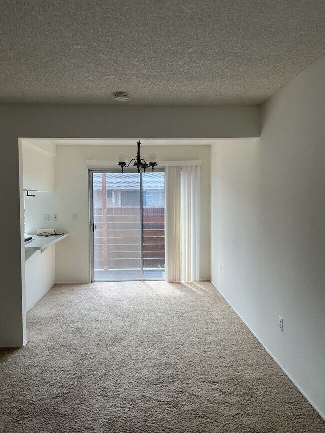 Building Photo - Spacious 1 bed / 1 bath Apartment with Garage