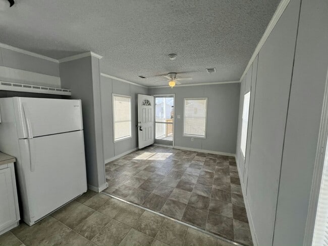 Building Photo - 2218 Chicago Cubs St