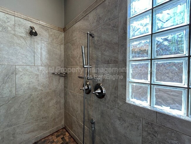 Building Photo - 774 E Maria Ln