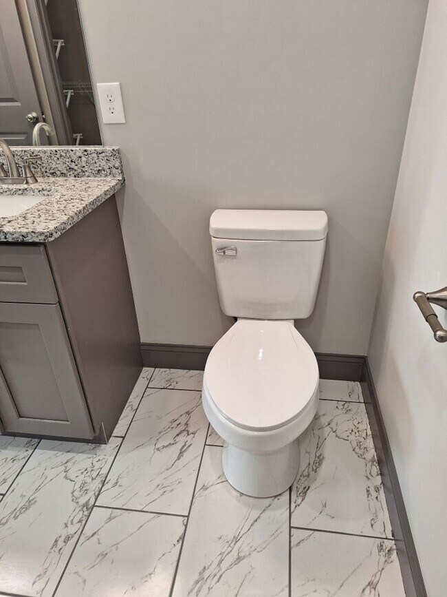 Building Photo - NEW DUPLEX Conveniently located to 40 West