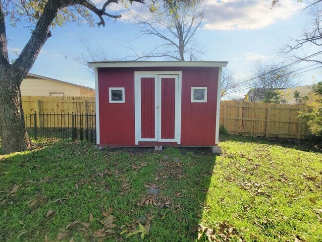 Building Photo - Spacious 4/BR 2.5/BA Two-Story Home with Fireplace & Huge Fenced Yard
