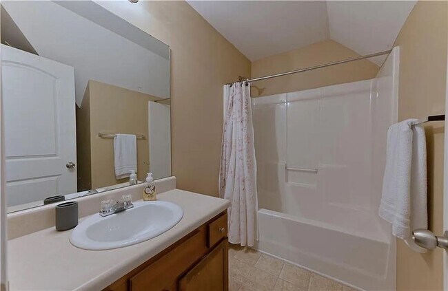 Building Photo - 5 Bedroom 3.5 Bathroom House in Douglasvil...