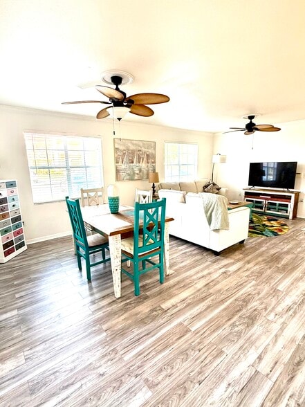 Open concept all in Coastal decor - 1000 Villagio Cir