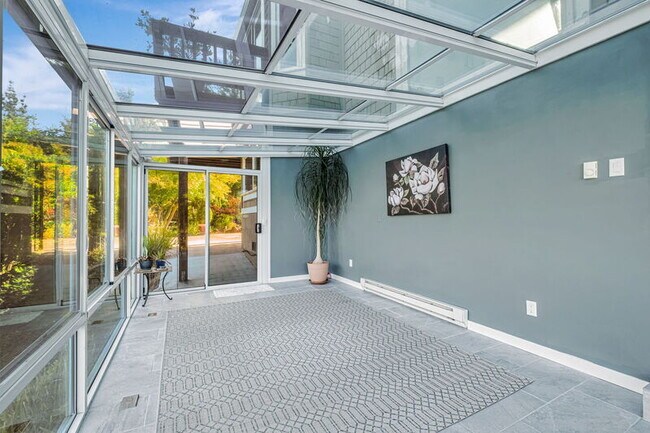 Building Photo - 275 La Vida Dr