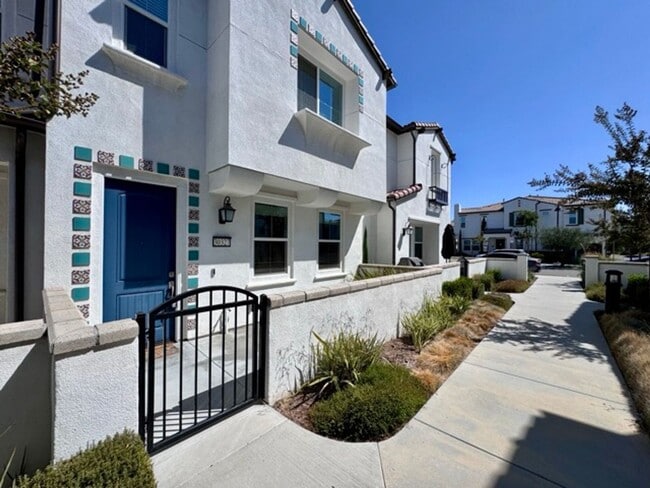 Primary Photo - Spacious 3 Bedroom, 2.5 Bathroom Townhome ...