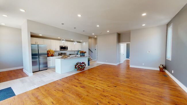 Building Photo - $1655 per Bedroom | 8BR Townhome in Fort S...