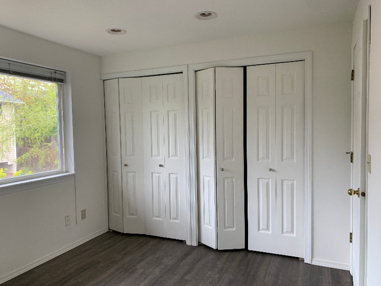 Building Photo - 2214 Maplewood Dr S