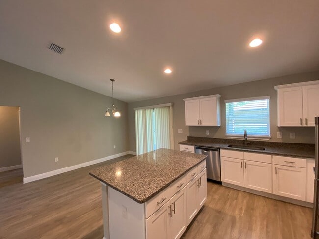 Building Photo - Custom Home - Desirable SE Ocala Neighborhood 3/2/2 **Won't Last**