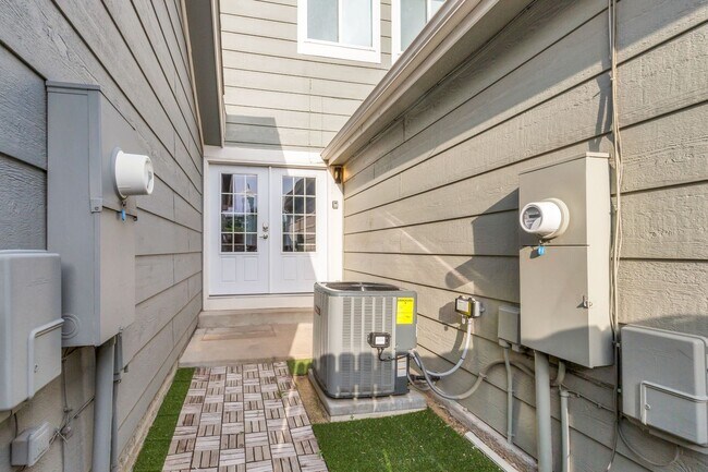 Building Photo - Modern Edgewater Condo Near Sloan’s Lake A...