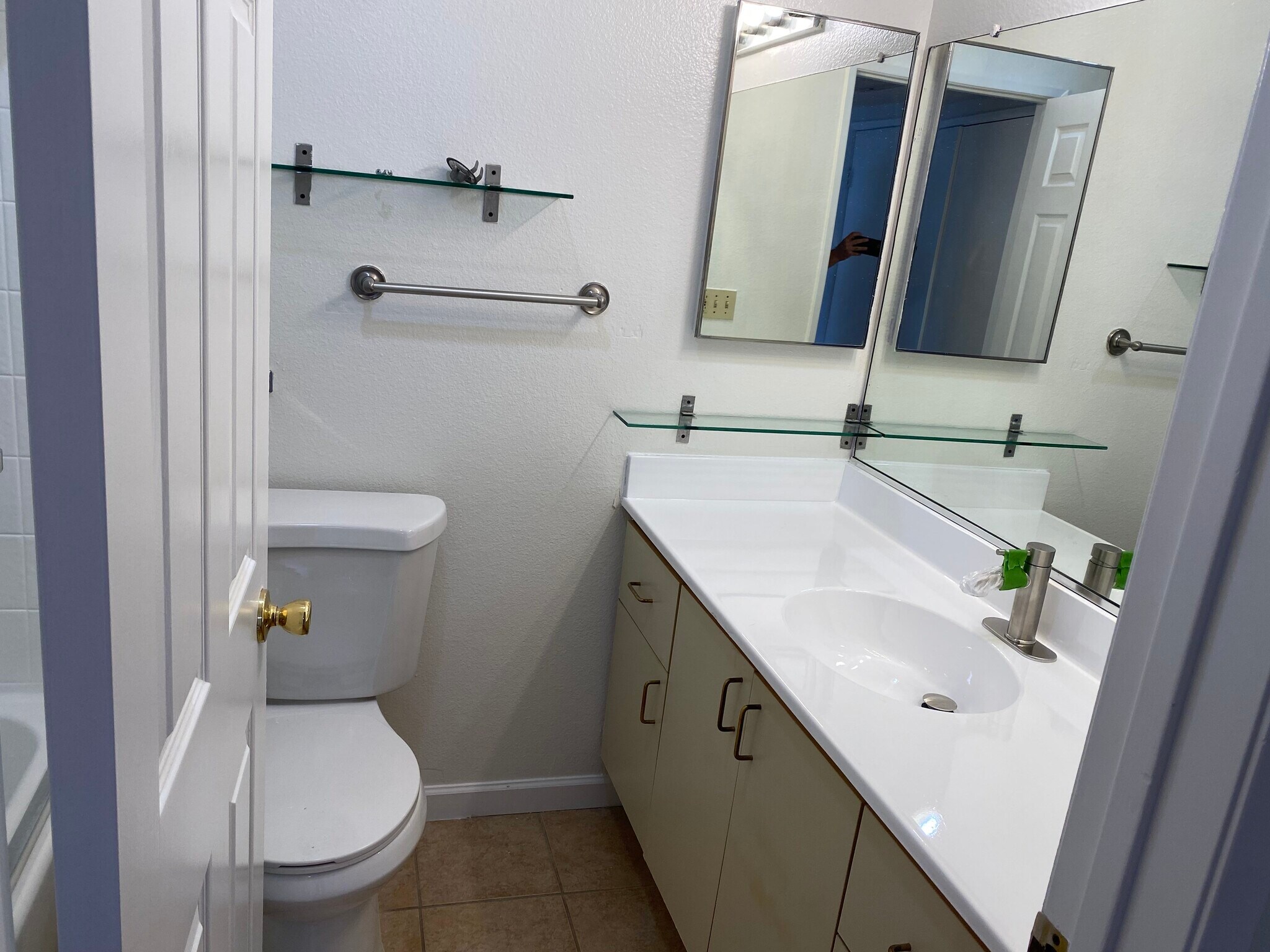 Shared Bathroom with Tub/Shower - 308 E Valencia Ave