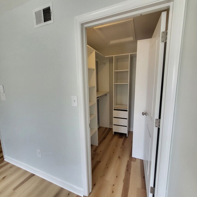 Building Photo - End unit townhome in Newark - 4 bedrooms, ...