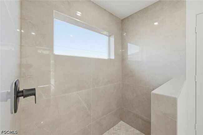 Building Photo - 2105 NE 1st Ave