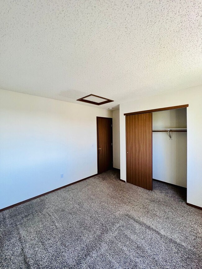 Building Photo - Single Family Home 3 bedroom 2.5 bath Unfi...