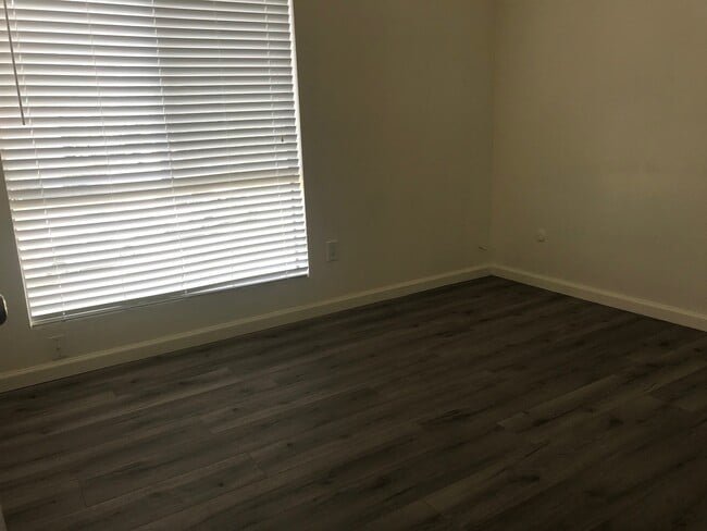 Building Photo - NEWLY RENOVATED SOUTHWEST STYLE!