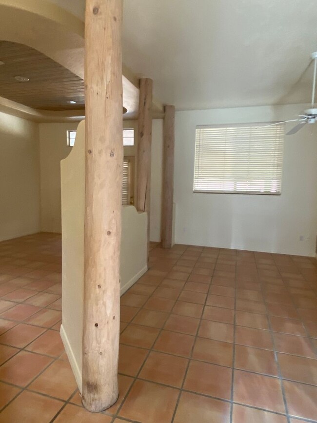 Building Photo - Beautiful 3 Bedroom, 2.5 Bathroom, Availab...