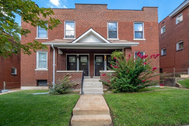 Building Photo - McDreamy 2BR w/ Balcony