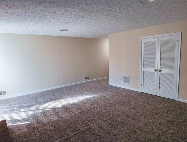 Building Photo - Charming Fair Woods Townhome Awaits