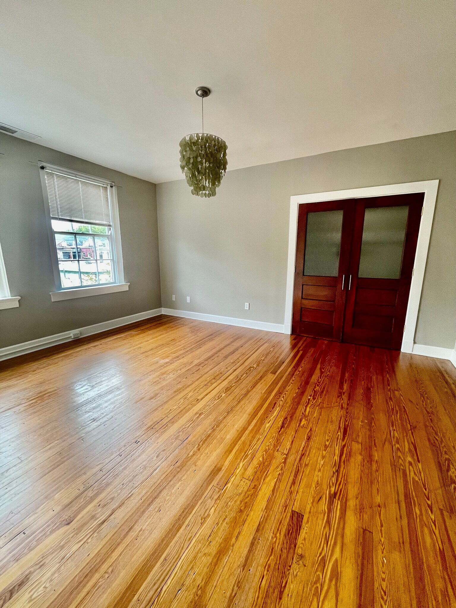 primary bedroom w/closet - 417 E 6th St