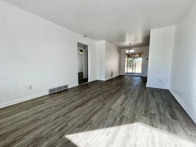 Building Photo - Newly Renovated 2 Bed 1 Bath Duplex in Nor...