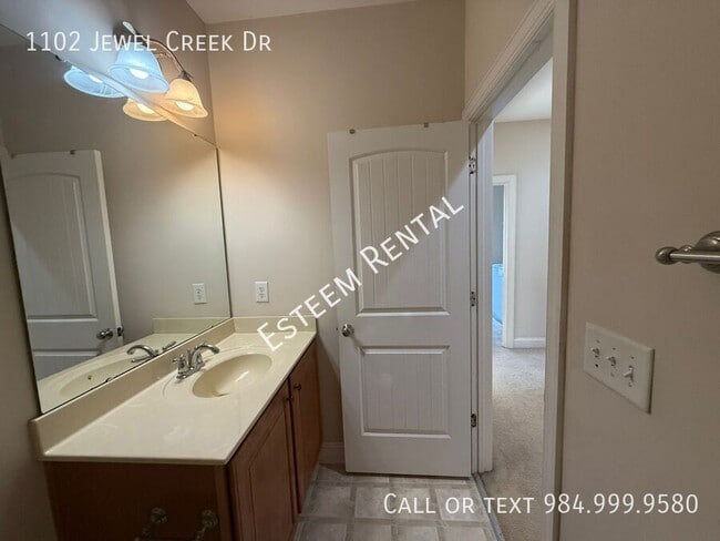 Building Photo - 1102 Jewel Creek Dr