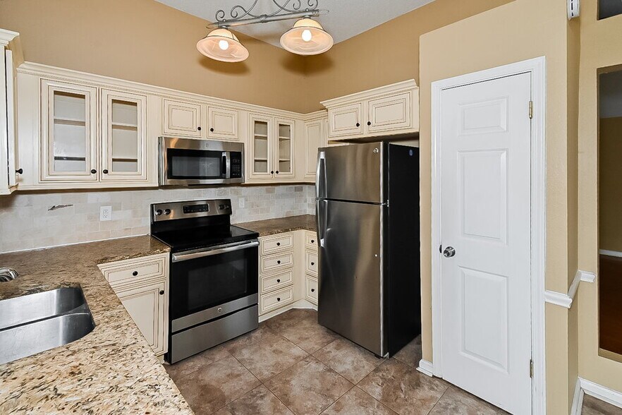 Building Photo - 8169 Oak Moss Cove