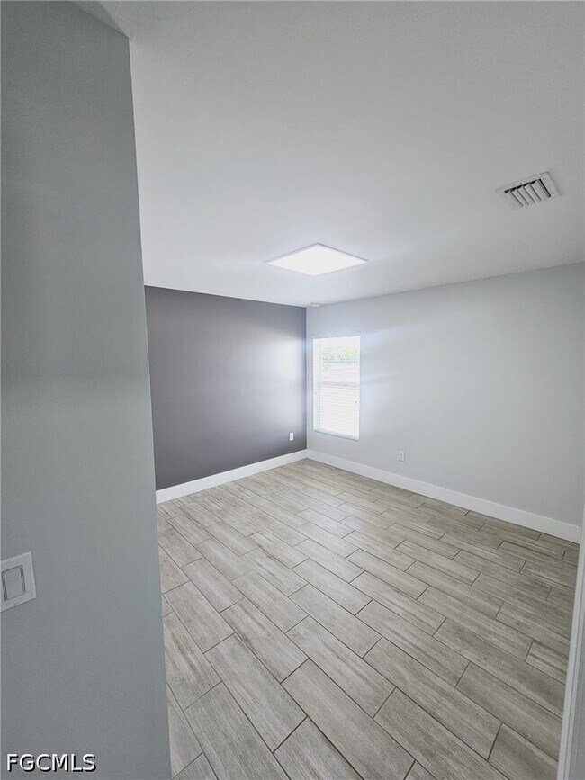 Building Photo - 606 SW 8th Pl