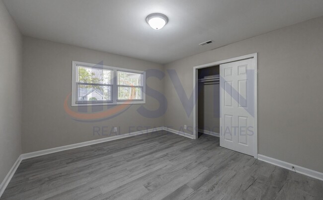 Building Photo - Upgraded Comfort: Charming 3-Bedroom in Du...