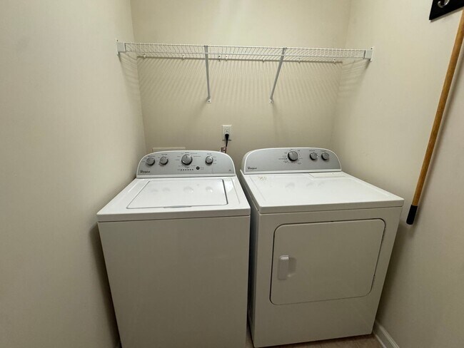 Building Photo - 3 Bedroom/2.5 Bath Brick Townhome in Cary NC
