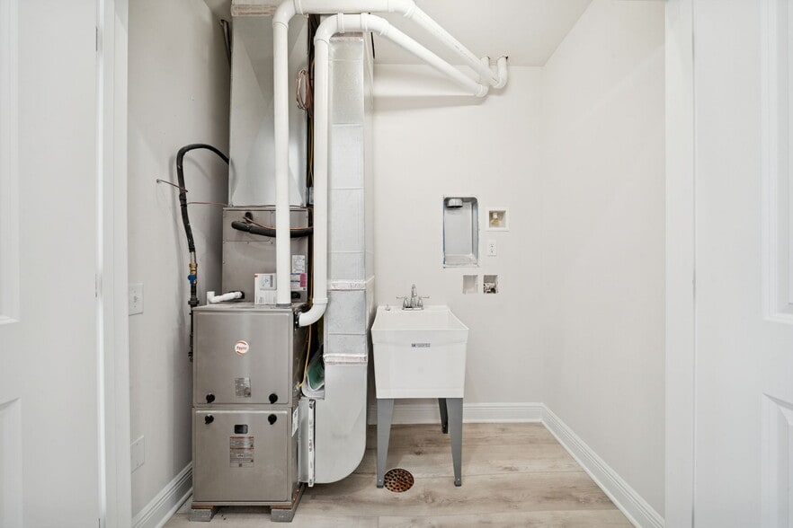 Building Photo - 2213 Lebanon Dr