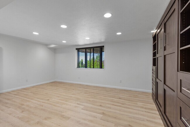 Building Photo - Beautifully Remodeled Execute Home - Parti...