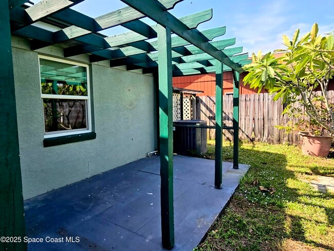 Building Photo - 484 Poinciana Dr