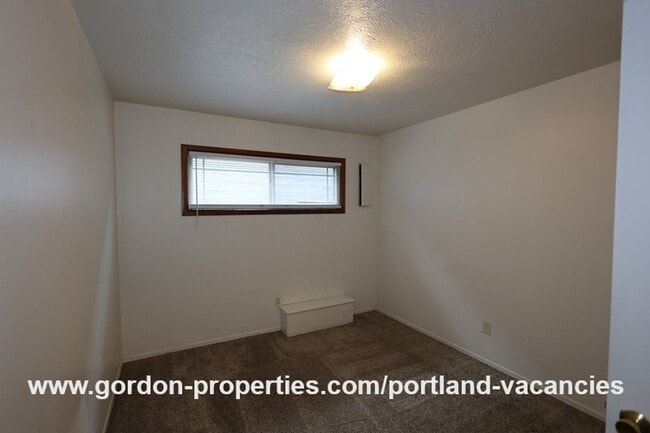 Building Photo - N Denver Ave - 1 bedroom apartment just of...