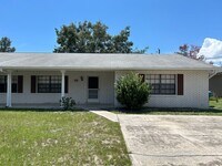 Building Photo - Beautiful, 1/2 of duplex close to I-4