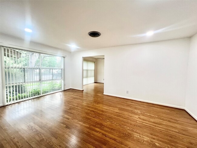Building Photo - 5546 Beechnut St