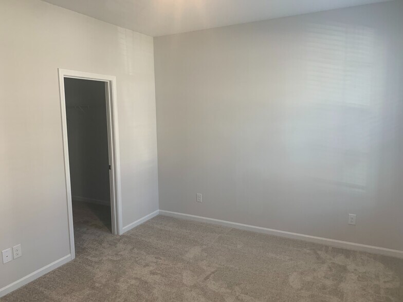 Building Photo - Room in Townhome on Reed Crk Dr