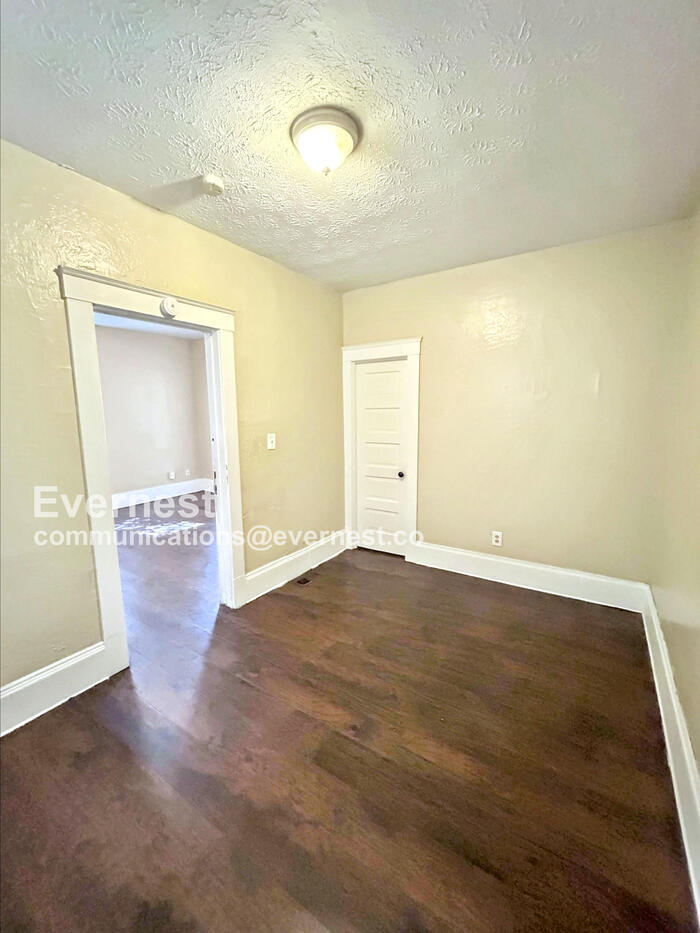 Building Photo - 1100 E 74th St