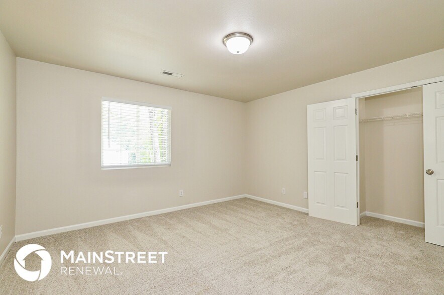 Building Photo - 5728 Hidden Lake Dr