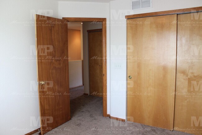 Building Photo - 303 Plowman Ct