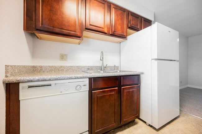 Building Photo - Beautiful 1 bedroom condo Resort style guard gated community