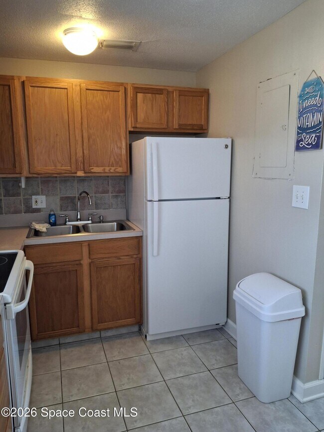 Building Photo - 7165 Ridgewood Ave